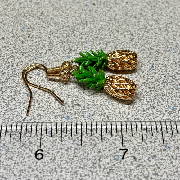 🍍Adorable Gold and green Women's pineapple earrings - Picture 5 of 5